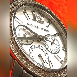 (176)Michael Kors Pearlized Dial Crystal Accent Round Case 40 mm Stainless Band